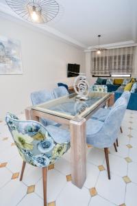 un soggiorno con tavolo e sedie in vetro di Cozy 2 BR Gauthier Oasis a Casablanca