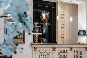 Лобби или стойка регистрации в Tbilisi Laerton Hotel