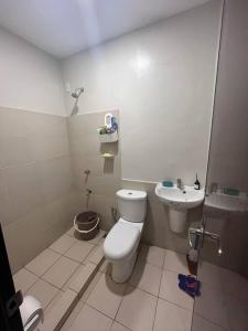 Ванна кімната в Modern Home in Lakeshore Mexico, Pampanga