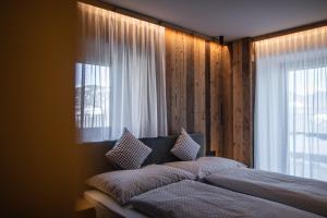 a bedroom with two beds and a window at Rueper Hof Chalet Ruipa in Valdaora