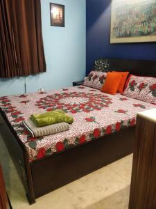 uma cama com uma colcha num quarto em Deer park Studio Flat (1 BHK) em Nova Deli