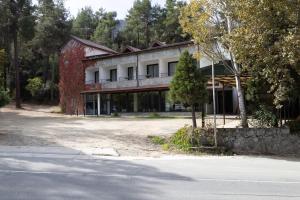 un antiguo edificio al lado de una carretera en Rifugio Retreat Bed&Breakfast en Kakopetria