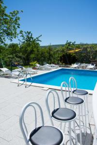 un grupo de sillas sentadas junto a una piscina en Vacation Home Mirasole, en Mostar