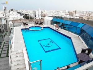 uma grande piscina no topo de um edifício em فندق ميلانا Milana Hotel em Jidá