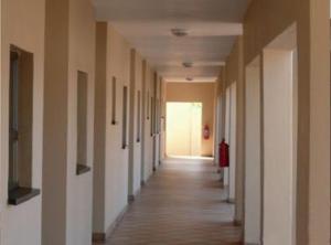 ein leerer Flur eines Bürogebäudes mit einem langen Korridor in der Unterkunft DZUVHA VILLAGE INN in Thohoyandou