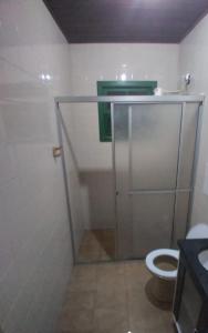 uma casa de banho com um chuveiro, um WC e um lavatório. em B & B HOSTEL Centro em Florianópolis