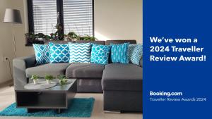 un soggiorno con divano e tavolo di Azzurro-Top floor apartment in quiet neighborhood, Free private parking a Varna