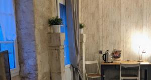 Camera con scrivania, tavolo e finestra. di Domaine Les Feuillants a Crouzilles