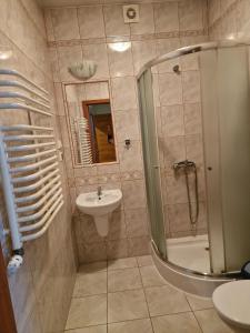 a bathroom with a shower and a sink at Motel Górno in Górno