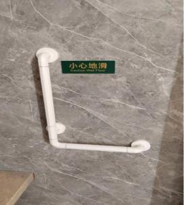 un cartello sul muro di un bagno di Crowne Plaza Chengdu Wuhou, an IHG Hotel a Chengdu