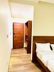 Een bed of bedden in een kamer bij S K Legacy Hotel
