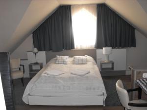 Posteľ alebo postele v izbe v ubytovaní Ezüsthíd Apartman