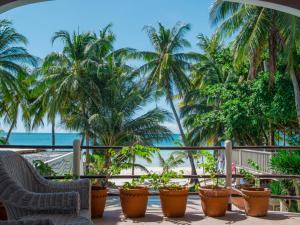 una vista dal balcone di un resort con palme di Lukay Las Brisas a Boracay