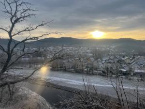 vistas a una ciudad con la puesta de sol sobre un río en Mira, en Gernsbach