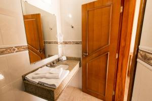 a bathroom with a sink, toilet and bathtub at Pousada Alto D'ouro in Campos do Jordão