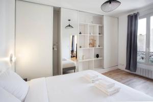 Ένα ή περισσότερα κρεβάτια σε δωμάτιο στο COSY, DESIGN AND LUXURY APARTMENT, 5 MINUTS PARIS