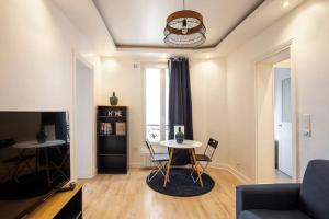 ein Wohnzimmer mit einem Tisch und einem Sofa in der Unterkunft COSY, DESIGN AND LUXURY APARTMENT, 5 MINUTS PARIS in Saint-Mandé
