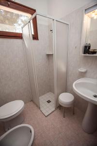 y baño con ducha, aseo y lavamanos. en Experience comfort by the coast - Beahost Rentals, en Rosolina Mare
