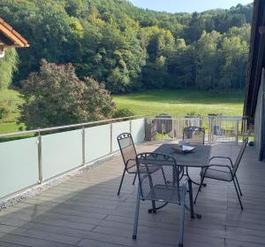 um pátio com uma mesa e cadeiras numa varanda em Ferienwohnung Haus Peterstal em Trulben