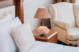 Postel nebo postele na pokoji v ubytování Tbilisi Laerton Hotel