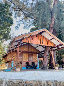 コー・チャン・ラノーンにあるFull Moon Bungalow Resort Koh Chang Ranongの木の上に屋根のある丸太小屋