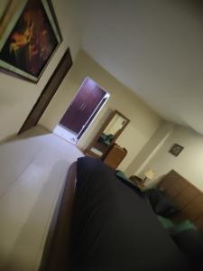 - une vue sur une chambre avec un lit et un salon dans l'établissement Urbanized Comfy Apartment, à Rawalpindi