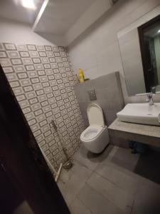 y baño con aseo y lavamanos. en Urbanized Comfy Apartment en Rāwalpindi