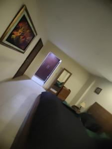 - une chambre avec un lit et une photo sur le mur dans l'établissement Urbanized Comfy Apartment, à Rawalpindi
