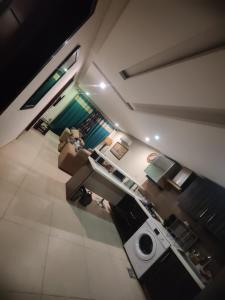 Virtuve vai virtuves zona naktsmītnē Urbanized Comfy Apartment