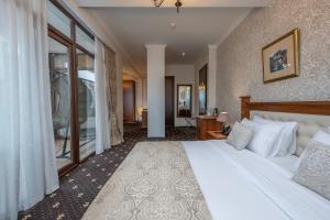 Postel nebo postele na pokoji v ubytování Tbilisi Laerton Hotel
