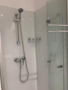 baño con ducha y puerta de cristal en Studio 11 RDC, au calme, 1 a 2 Couchages, en Le Pin