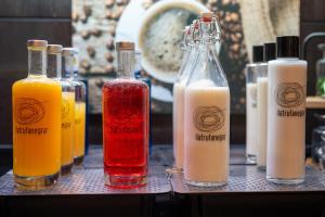 cuatro botellas de diferentes líquidos de colores sentados en una mesa en Hotel La Trufa Negra, en Mora de Rubielos