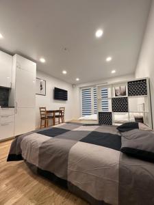 Säng eller sängar i ett rum på OZO Life Apartment