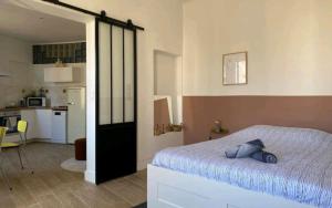 1 Schlafzimmer mit einem großen Bett und einer Küche in der Unterkunft Minimalistic style of Baille by Weekome in Marseille