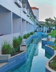 勒吉安的住宿－Balian Surf Club，一座建筑物中央的游泳池