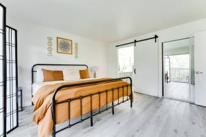 um quarto com uma cama com um cobertor laranja em Tree-Top Boho Home Away From Home In Roseville! em Roseville