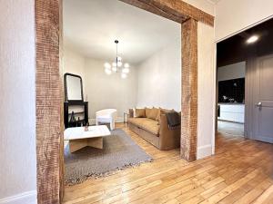 a living room with a couch and a table at Nuit D'or - Vintage 97 - Séjour & Pro in Épernay