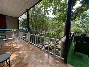 Balcony o terrace sa Sweed Dee Seaview Hostel
