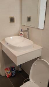 ein Badezimmer mit einem weißen Waschbecken und einem WC in der Unterkunft Room in Apartment - Best Price Sun An Thoi Apartments for Long Stay in Phu Quoc