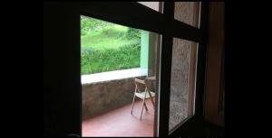 Habitación con vistas a una ventana con silla. en Vivienda Vacacional Naguar, en Triongo