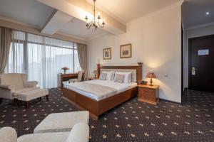 Postel nebo postele na pokoji v ubytování Tbilisi Laerton Hotel