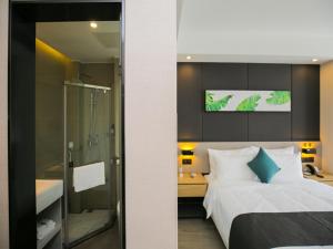um quarto com uma cama e uma casa de banho com um chuveiro em Thank Inn Chain Xianyang Renmin Road Central Plaza em Xianyang