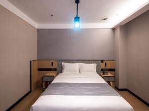 Posteľ alebo postele v izbe v ubytovaní Thank Inn Tianjin Wuqing Beijing-Tianjin Highway Wuyi Sunshine