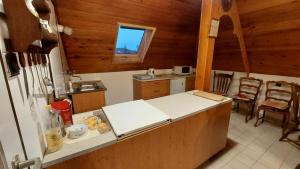 Kuchyň nebo kuchyňský kout v ubytování Varjas apartman