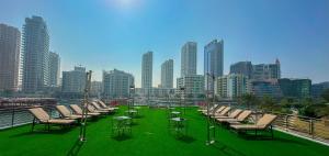 um grupo de cadeiras e mesas numa varanda com uma cidade em Overnight Super Yacht - Orchid no Dubai