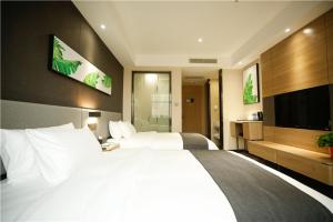 Cette chambre comprend un grand lit et une télévision à écran plat. dans l'établissement Thank Inn Chain Hotel Shangqiu Yongcheng Jinbo Grand Plaza, à Yongcheng