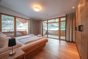 Postel nebo postele na pokoji v ubytování Alpen Suites Brandnertal