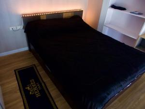 Postel nebo postele na pokoji v ubytování Beautiful Condo Near Fashion Island-20 Minutes from Suvarnabhumi Airport (BKK)