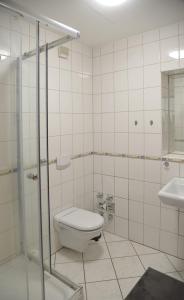 ein Bad mit einem WC, einer Dusche und einem Waschbecken in der Unterkunft Hotel Stadt Völklingen in Citylage in Völklingen