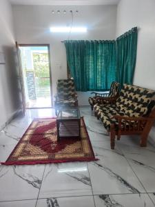 uma sala de estar com dois sofás e uma mesa em New PALM BAY RESIDENCY em Varkala